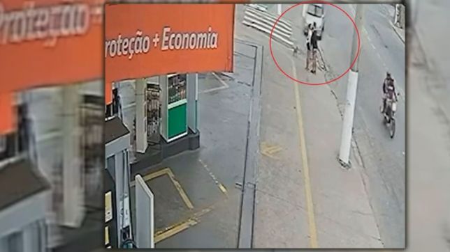 video: sacaron a pasear el perro, pararon a besarse y los atropello un conductor borracho