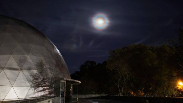 el eclipse total de sol sera transmitido en vivo por el planetario de la plata