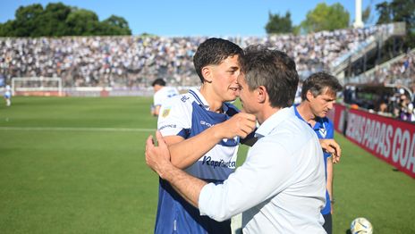 La simpática reacción de Nicolás Barros Schelotto sobre su padre tras el triunfo de Gimnasia ante Vélez La simpática reacción de Nicolás Barros Schelotto sobre su padre tras el triunfo de Gimnasia ante Vélez