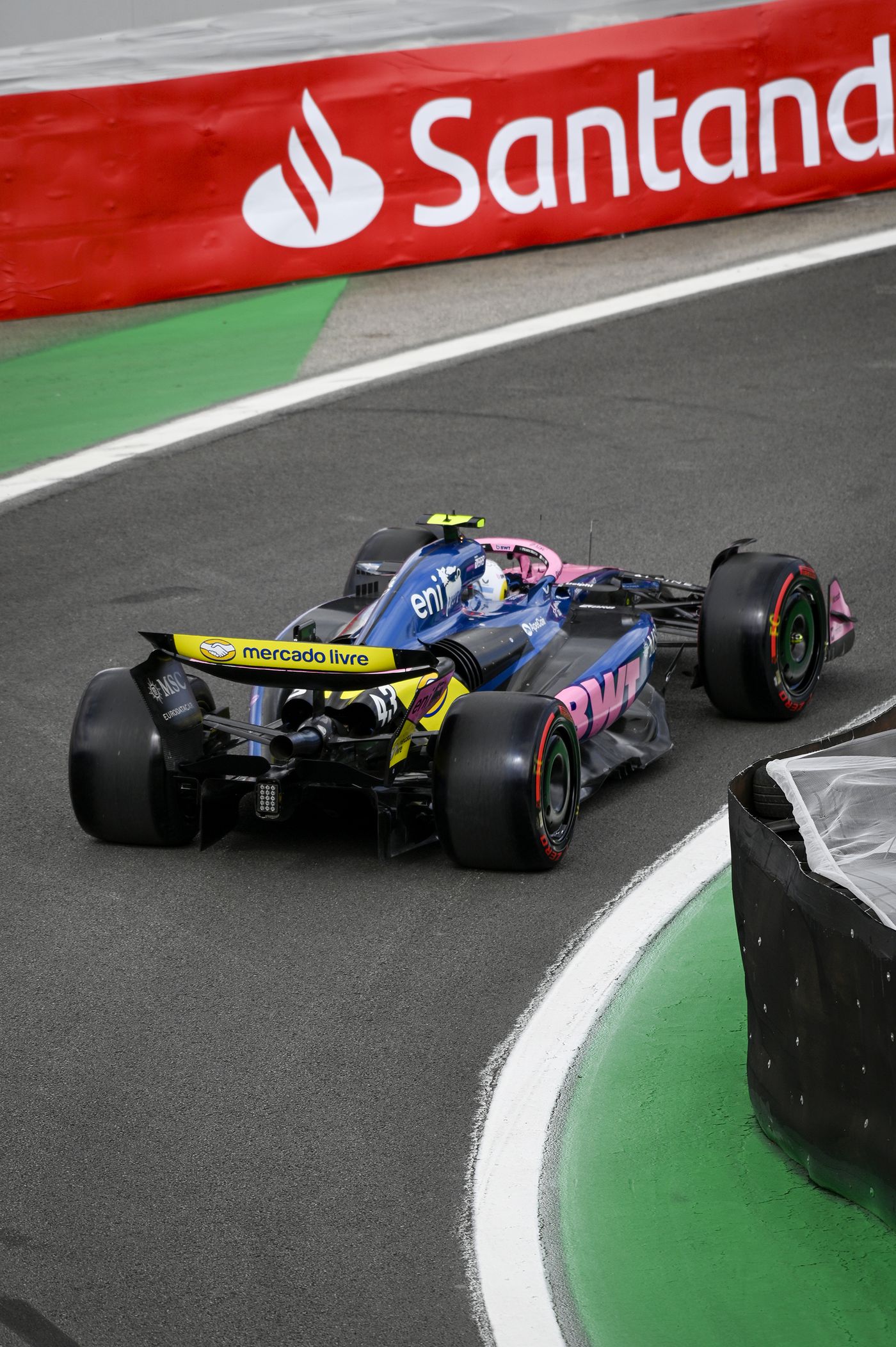 Franco Colapinto finaliz&oacute; 15&deg; tras un toque con Lewis Hamilton