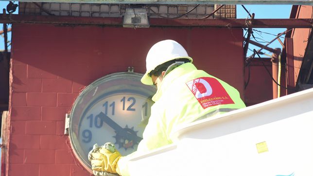 el emblematico reloj de los hornos volvio a funcionar tras su restauracion