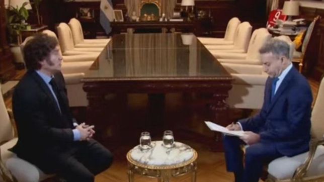 milei exhibio una camiseta de estudiantes en el despacho presidencial durante una entrevista