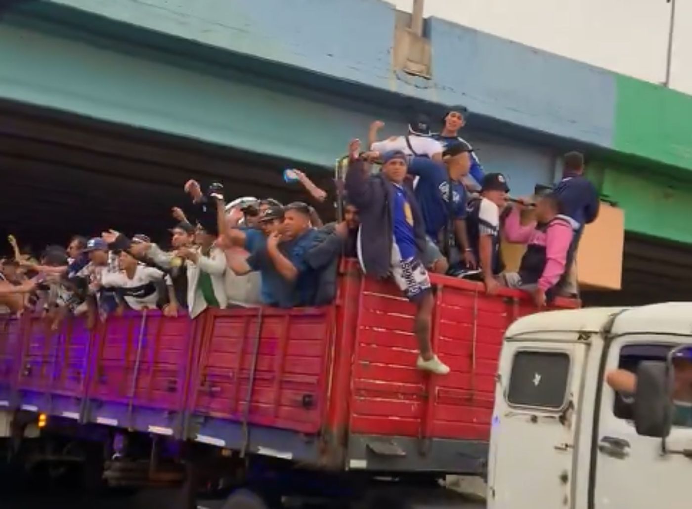 Hinchada Gimnasia Camión.jpg