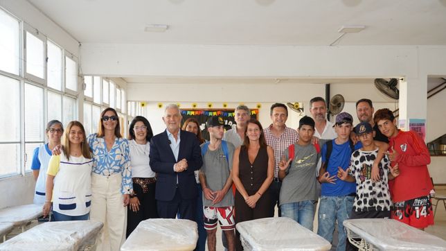 entregaron mobiliario nuevo a escuelas tecnicas y de educacion especial de la plata