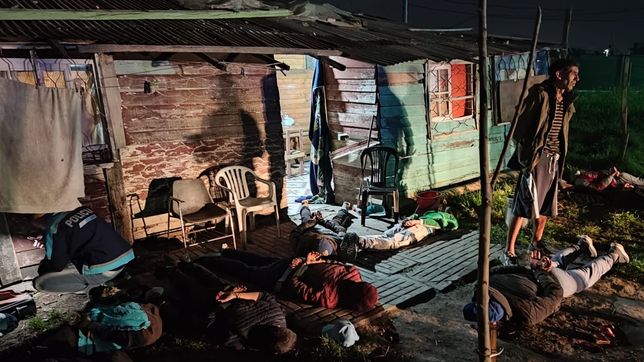 la plata: la policia los fue a buscar por un robo, los recibieron a los piedrazos y terminaron detenidos