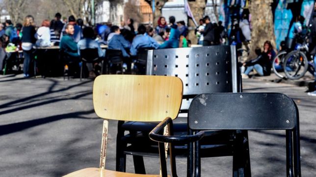¿por que hoy no hay clases en la universidad y todas sus dependencias estan cerradas?