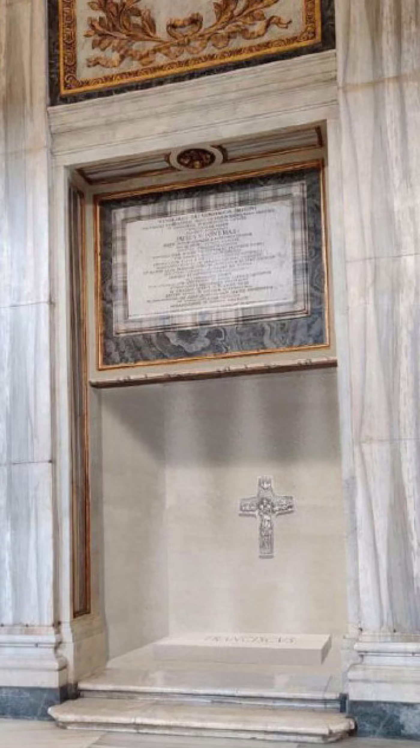 El Vaticano mostro como será la tumba que pidió el papa Francisco para su descanso final