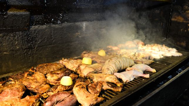 entraron a una parrilla de la plata, causaron destrozos y se llevaron un botin millonario entre dinero y cortes de carne