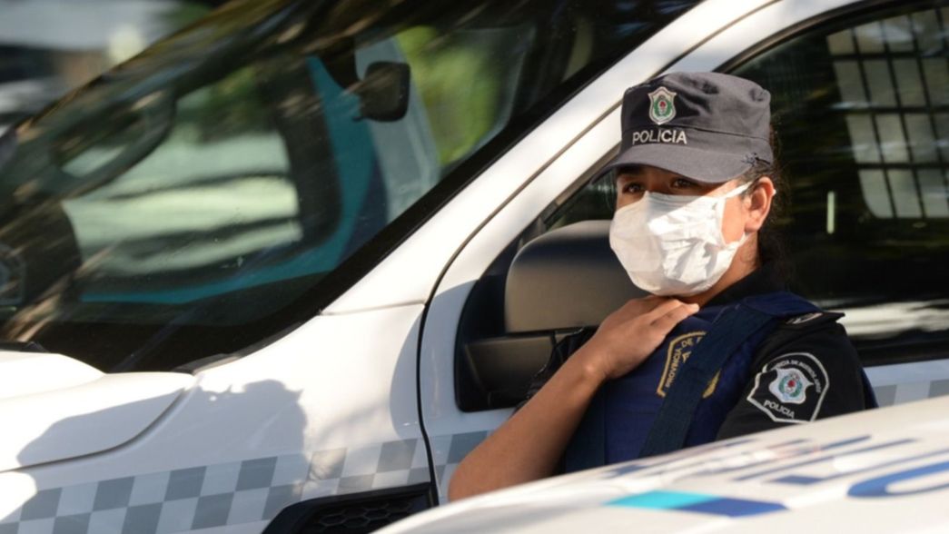 Se emborrachó, golpeó a su pareja y la encerró junto a sus hijos en su casa de La Plata