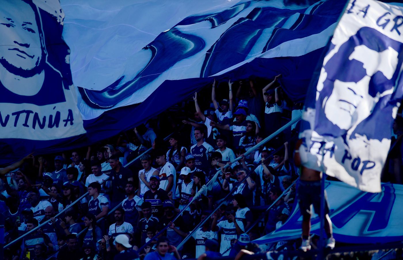 Gimnasia Newells Hinchada Bosque bandera 2.jpg