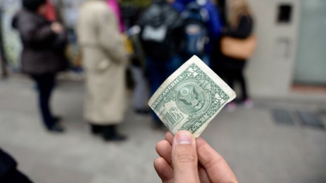 el banco central sacrifico u$s302 millones y el dolar cerro a 58,66 pesos