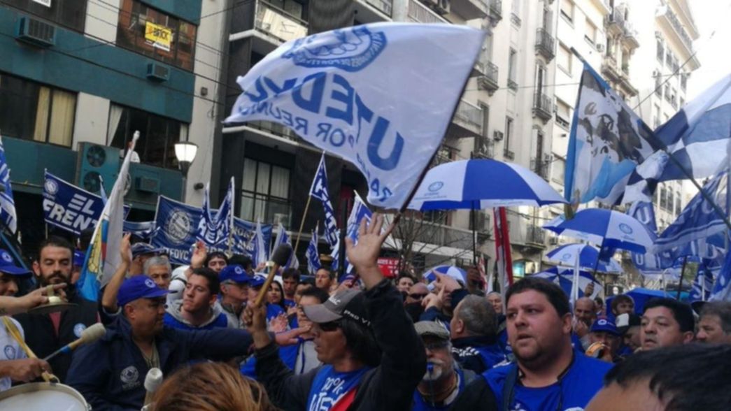 Arde AFA: empleados de Utedyc se movilizaron ante la sede y piden reabrir las paritarias