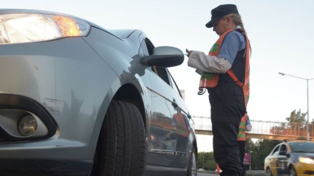 aumentaron las multas de transito: ¿cuanto puede costar circular sin vtv o pasar en rojo?