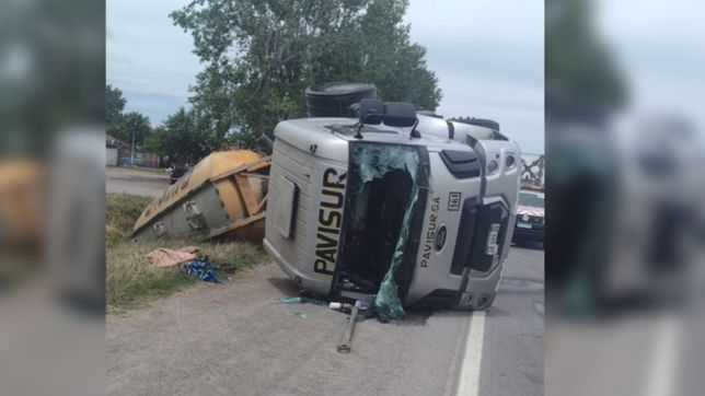 un camionero termino internado tras protagonizar un espectacular vuelco en ruta 2
