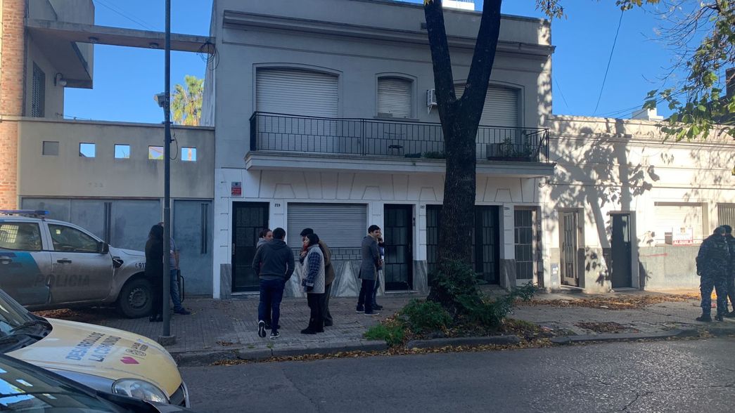 Desalojaron una casa en el centro de La Plata que fue ocupada por una familia con tres hijos