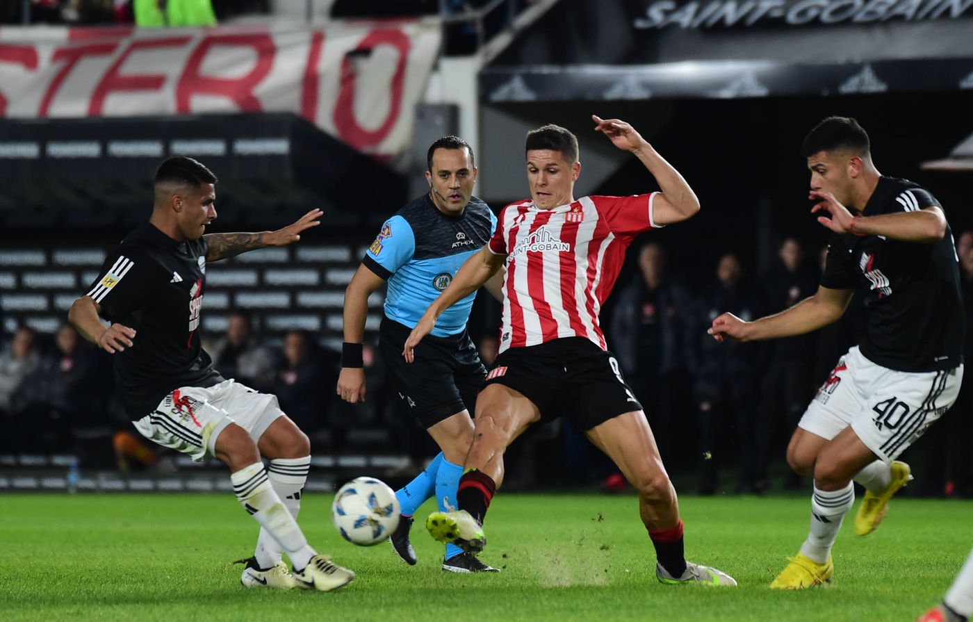 Estudiantes Riestra Carrillo.JPG