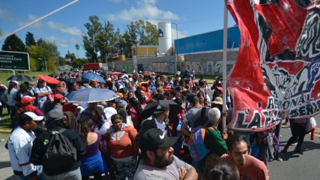 las organizaciones sociales marchan por el pais y en la plata acampan frente a carrefour
