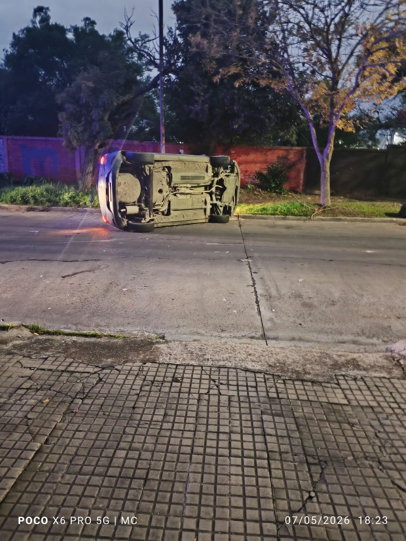 As&iacute; qued&oacute; el Renault Sandero luego del fuerte choque y vuelco en La Plata