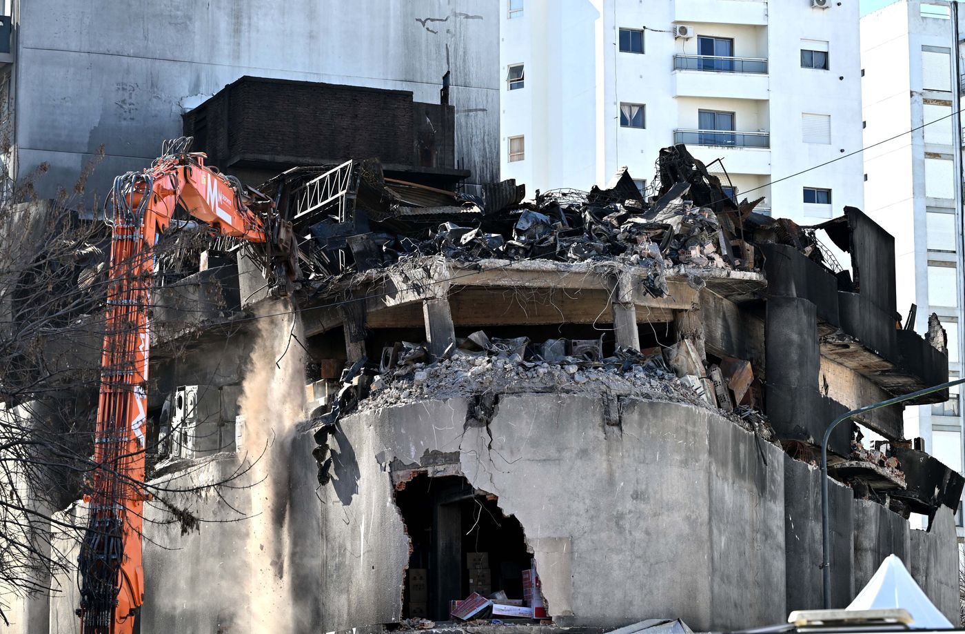El dep&oacute;sito incendiado dej&oacute; decenas de evacuados por el peligro de derrumbe