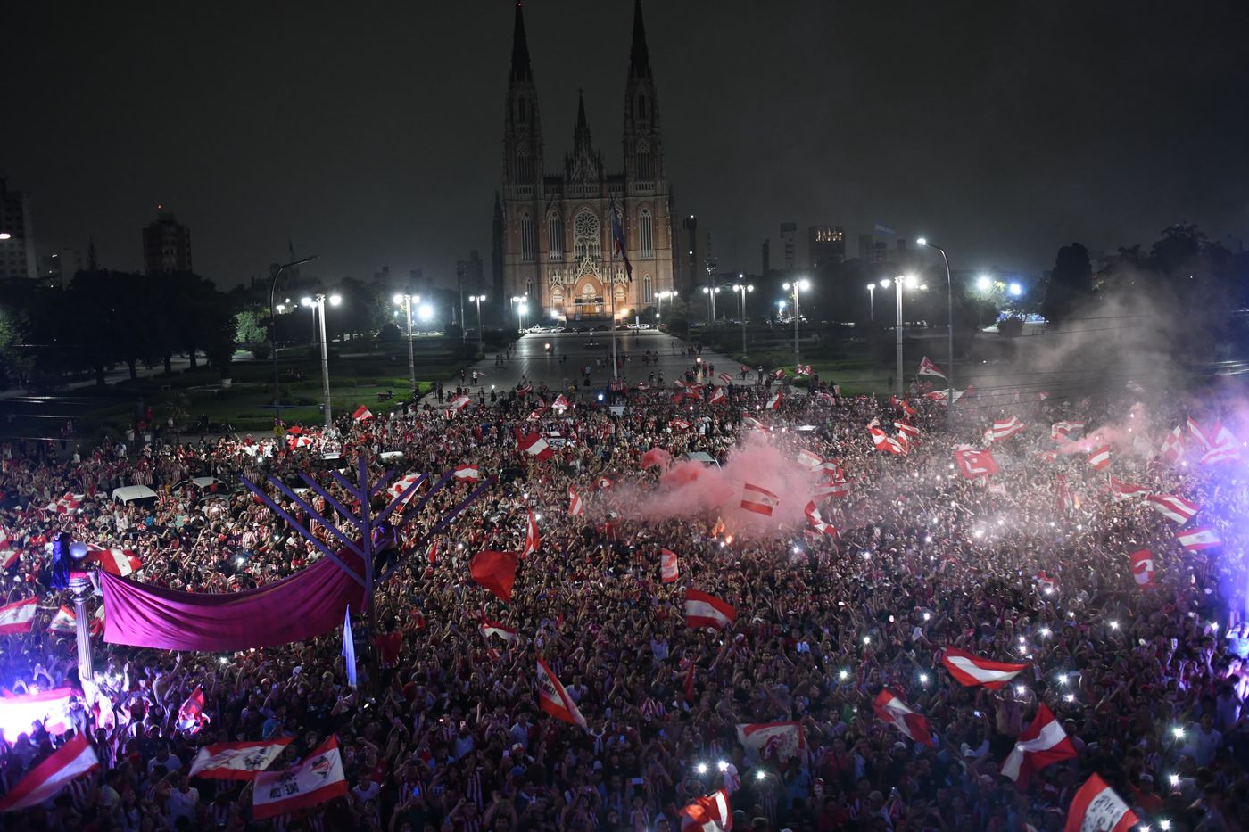 Los hinchas de Estudiantes coparon Plaza Moreno y los jugadores saludaron desde el balcón de la Municipalidad.