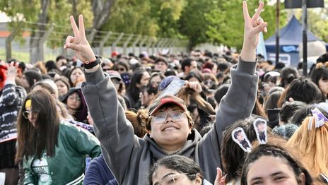 Miles de fanáticas copan el Estadio Único a la espera del primer show de BTS en La Plata