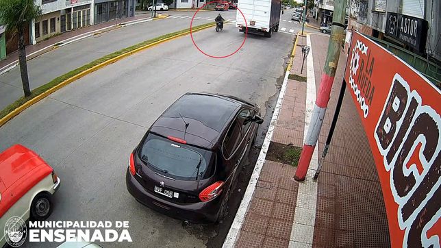 un motociclista termino en el techo de un auto tras un brutal accidente en ensenada