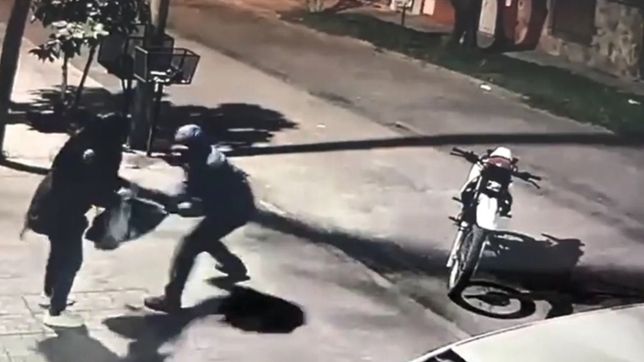 video: dos ladrones en moto atacaron a dos chicas en el mondongo, les robaron y huyeron