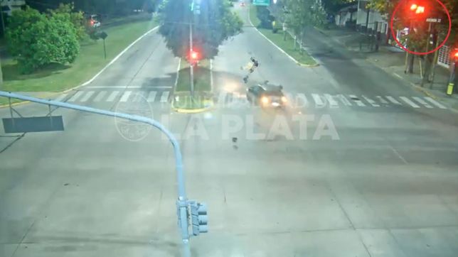 una mujer cruzo un semaforo en rojo, choco a un joven en moto y lo mato