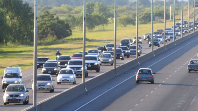 hay 10 kilometros de demora por un choque en la autopista la plata-buenos aires