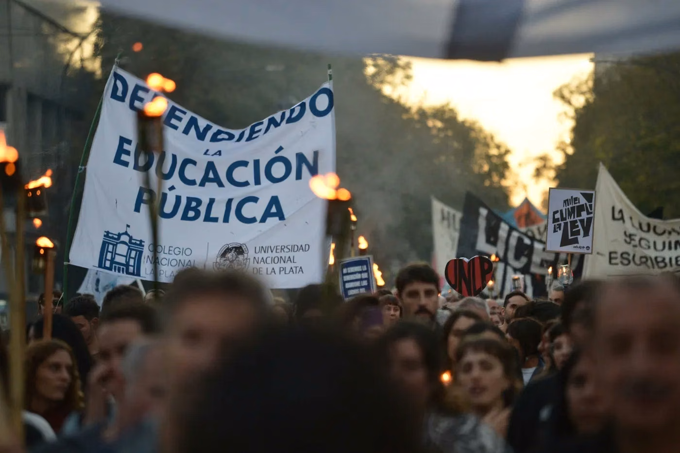 Miles de personas se movilizaron la semana pasado para exigir la aplicaci&oacute;n de la Ley de Financiamiento Universitario
