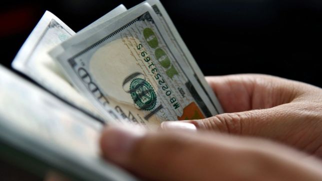 el dolar blue cerro la jornada con una suba de $10 y alcanzo los $810