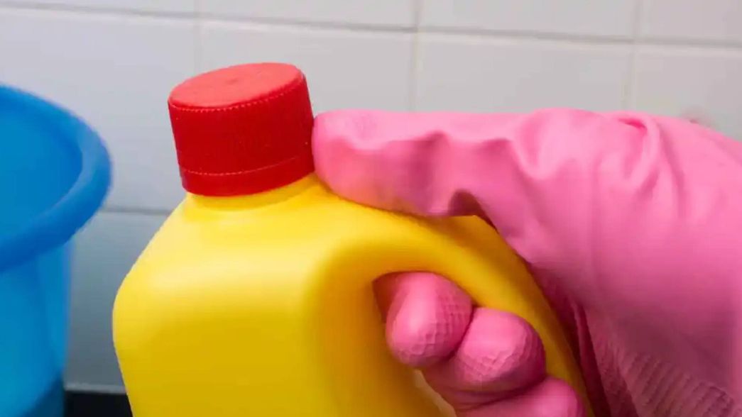 La ANMAT prohibió la venta de una conocida lavandina tras considerarla riesgosa para la salud