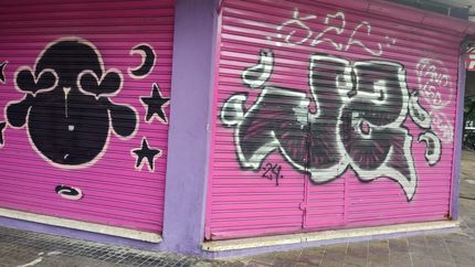 Atrapan in fraganti a grafiteros en acción en pleno centro