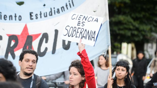 en pleno furor por el streaming, cientificos del conicet haran a un masivo paro