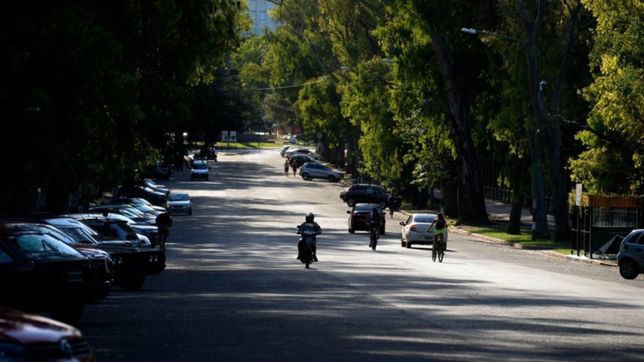 brutal asalto a un policia en la plata: lo golpearon para robarle el arma y 13 mil pesos