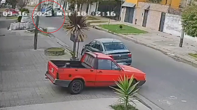 choco un auto estacionado en villa elvira, estuvo a punto de volcar y se dio a la fuga