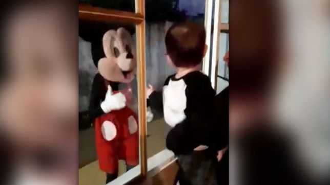 la historia de amaro, el nene platense que celebro sus 2 anos con mickey mouse