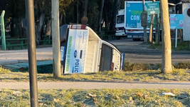 un patrullero termino volcado en una zanja en medio de una persecucion en ensenada un patrullero termino volcado en una zanja en medio de una persecucion en ensenada