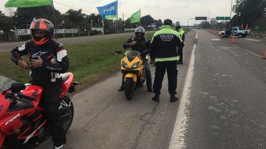 En plena cuarentena más de 30 motociclistas realizaban picadas