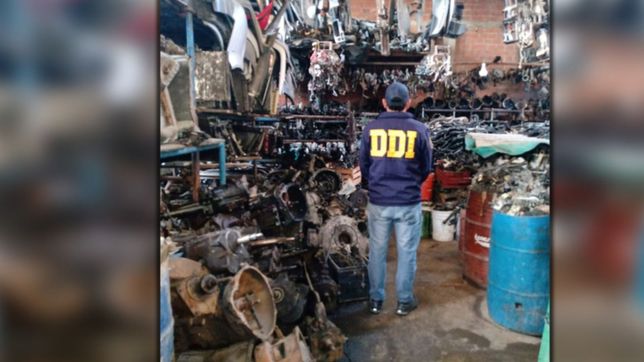 golpe al mercado negro: allanan un galpon e incautan mas de 10.000 autopartes en la plata