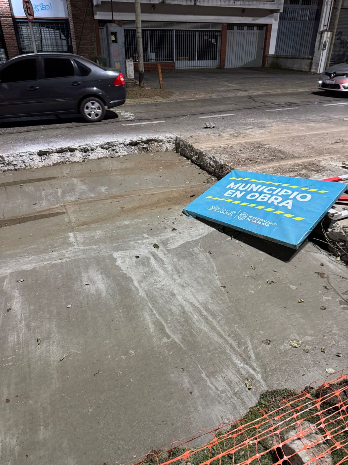 El conductor de la Peugeot Partner tiró la señalización de la Municipalidad de La Plata y chocó contra el desnivel del asfalto.
