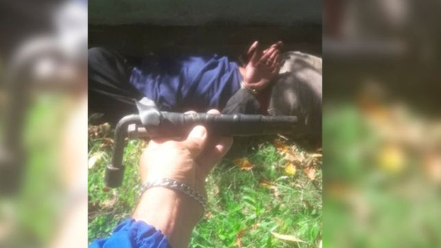 un hombre golpeo a una mujer en la cabeza con un arma tumbera en la plata y le robo todo