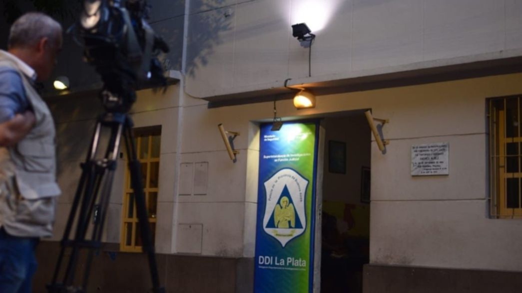 Un hombre descubrió a su vecino desnudo en el baño junto a su hija de 5 años en La Plata