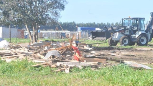 con topadoras y policias, desalojaron a 300 familias de un terreno tomado en abasto