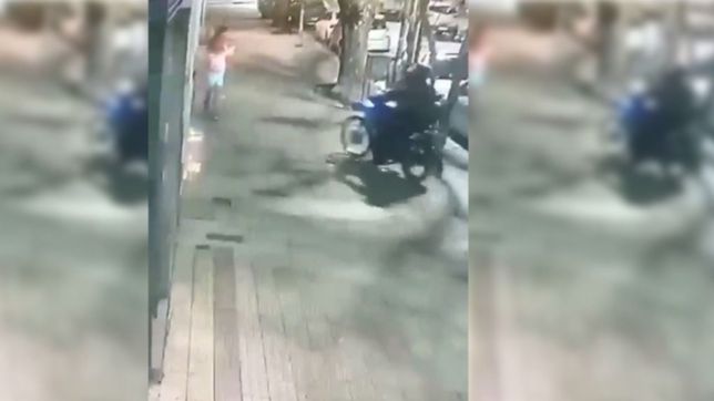 video: motochorros causaron terror en la plata, le apuntaron a un chico y le robaron