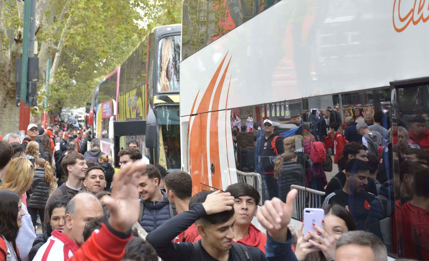 Hinchas de Estudiantes movilizan a la final con Vélez en Santiago del Estero (25).jpg