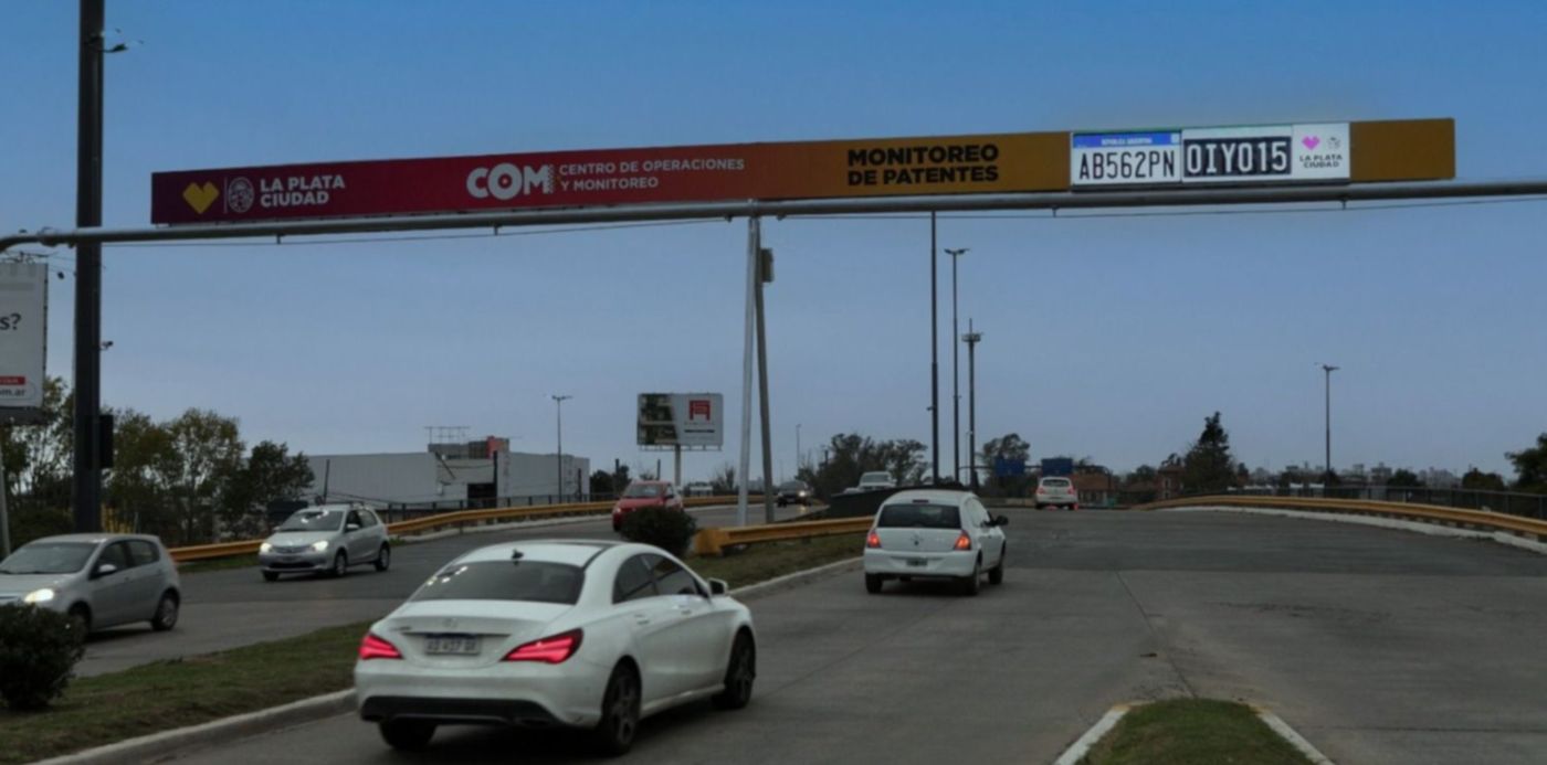 Autos y motos con chapas provisionales circulan en calles y autopistas, generando conflictos legales y problemas en controles viales