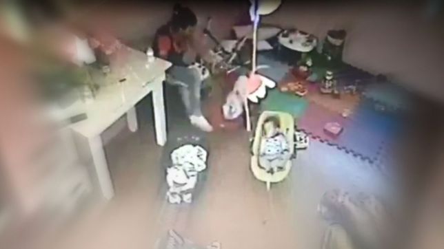 ordenaron la detencion de la maestra que golpeo y asfixio a una beba de 4 meses