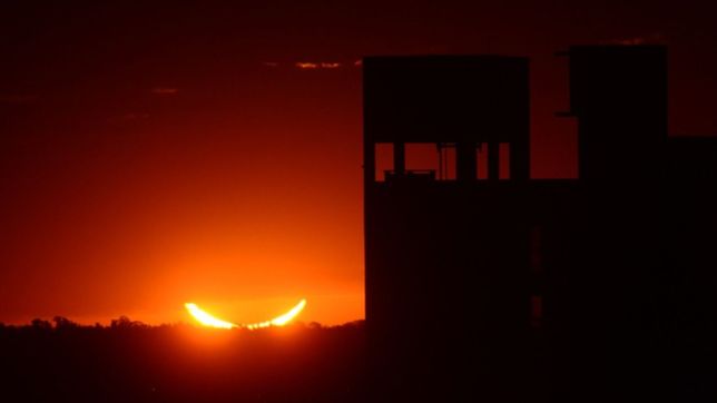 segui en vivo el eclipse de sol en el canal de youtube del planetario de la unlp