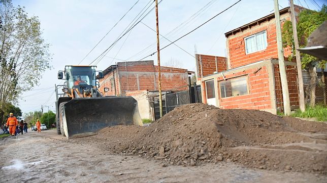 arranco la pavimentacion de una calle clave en altos de san lorenzo